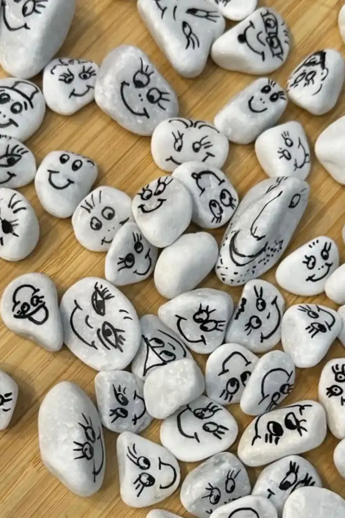 Bemalte steine auf einem tisch