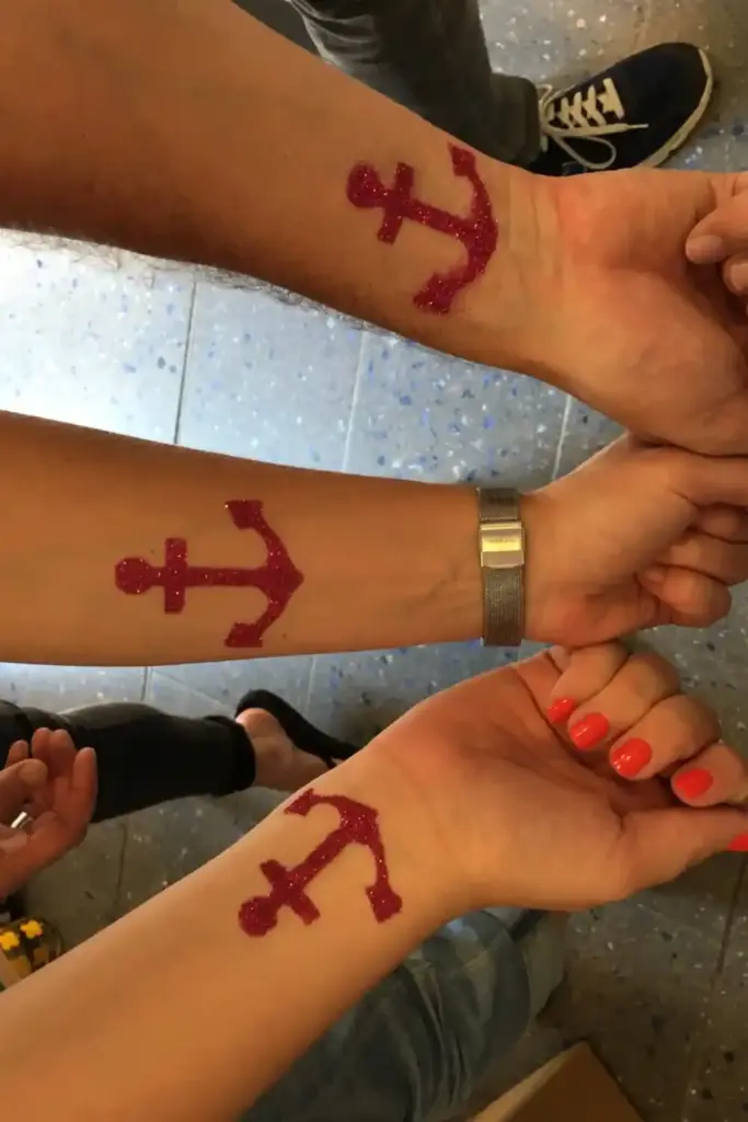 Drei arme mit einem anker tattoo