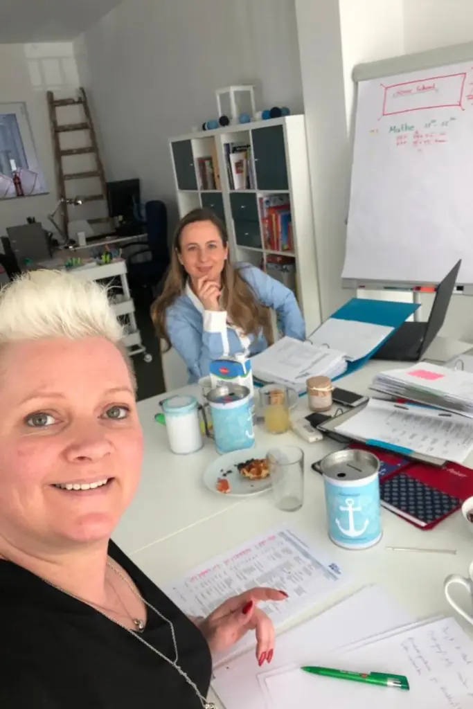 Kisanker team sitz am tisch