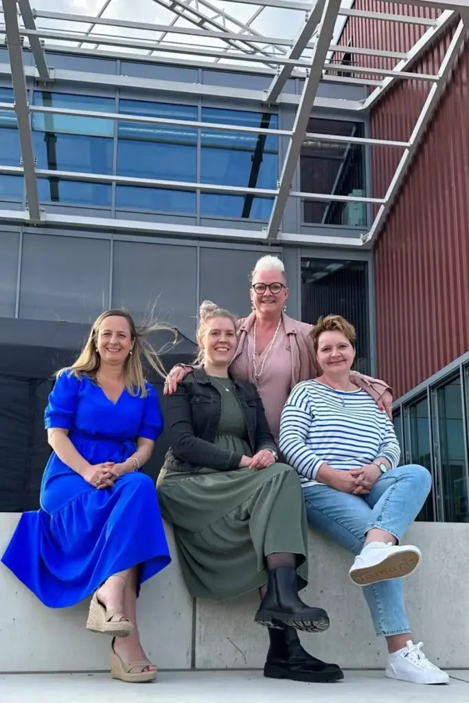 Vier kidsanker mitarbeiter auf einer treppe